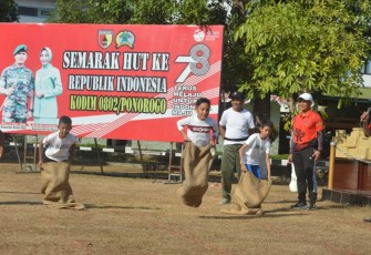 Antusias anak-anak berpacu lomba balap karung di Kodim 0802/Ponorogo, Minggu (13/8)