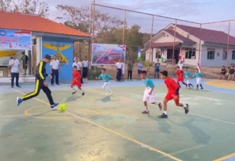 Danlanudal Kupang Letkol Laut (E) Dian Supiandi kickoff turnamen futsal di lapangan olahraga, Minggu (13/8)