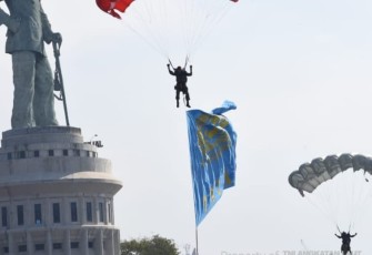 Unjuk kemampuan terjun payung  Kopaska Koarmada II 