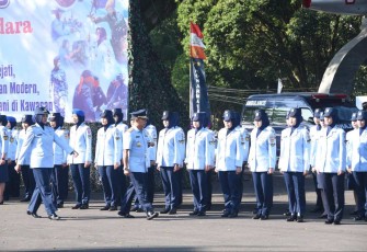 Dankoharmatau Marsda TNI Oki Yanuar saat pengecekan pasukan dalam upacara HUT ke 60 WARA di Bandung, Senin (14/8)