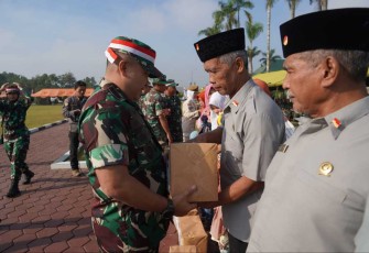 Danrem 071 Wijayakusuma Kolonel Czi Mohammad Andhy Kusuma memberikan paket sembako, Senin (14/8)