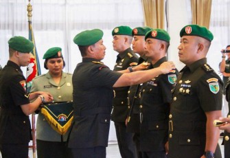 Danrem 172/PWY Brigjen TNI Dedi Hardono saat sertijab Kasilog & Dandim 1712/Sarmi di Makorem 172/PWY, Jayapura, Selasa 15/8)