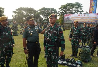 Pangdam V Brawijaya Mayjen TNI Farid Makruf saat pengecekan kesiapan Satgas Yonarhanud 8/MBC di Sidoarjo, Selasa (15/8)