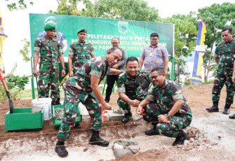 Pangdam Kasuari Mayjen TNI Gabriel Lema saat letakkan batu pertama pembangunan Mess Green Kasuari, Jum'at (18/8)
