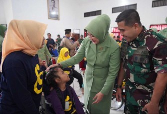 Danrem 071 Wijayakusuma Kolonel Czi Mohammad Andhy Kusuma bersama penderita disabilitas ganda 