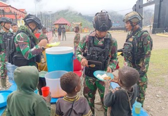 Makan bersama dengan prajurit Ksatria Tri Dharma