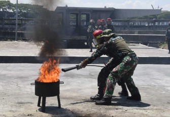 Siswa Satdik Kodiklatal Latihan Penanggulangan Kebakaran 