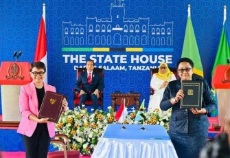 Presiden Joko Widodo bersama Presiden Samia Suluhu Hassan di Der Es Salaam State House, Selasa (22/8)