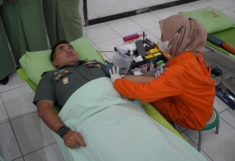 Danrem 071 Wijayakusuma Kolonel Czi Mohammad Andhy Kusuma saat donor darah, Rabu (23/8)
