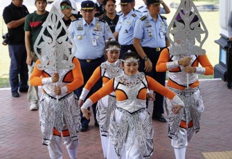 Tari Dark Blue menyambut Kadispenau Marsma TNI Agung Sasongkojati di Muspusdirla Yogyakarta, Kamis (24/8)