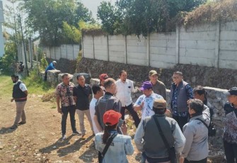 Komisi C DPRD Kota Batu, saat tengah meninjau ke lokasi Perumahan Kusuma Pesanggrahan terkait material bekas bangunan, Kamis (24/8)