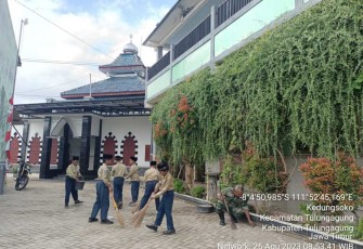 Bersihkan halaman sekolah bersama siswa di wilayah binaan, Jum'at (25/8)