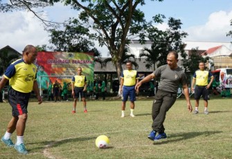 Danrem 081/DSJ Kolonel Inf H. Sugiyono bermain sepak bola di Kodim 0806/Trenggalek 