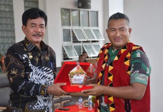 Danrem 023/KS Kolonel Inf Lukman Hakim saat menerima cenderamata dari Bupati Nias Barat, Sabtu (26/8)