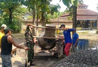 Gotong-royong rabat jalan bersama warga binaan 