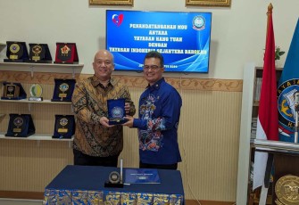 Ketum YHT saat menerima cenderamata usai MoU dengan Yayasan Indonesia Sejahtera Barokah