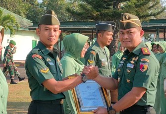 Dandim 0801/Pacitan Letkol Inf Roliyanto saat memberikan penghargaan prajuritnya pindah satuan, Senin (28/8)