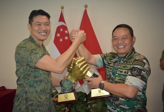 Kasad Jenderal TNI Dudung Abdurachman bersama Chief of Army SAF di Singapura, Senin (28/8)
