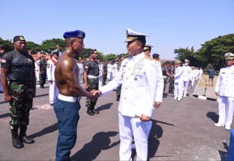 Dankodiklatal Letjen TNI (Mar) Suhartono berikan ucapan selamat prajuritnya naik status jadi Sersan TNI AL, Surabaya, Senin (28/8)
