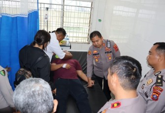 Kapolres Dairi AKBP Reinhard H Nainggolan saat menemani anak buahnya di RS