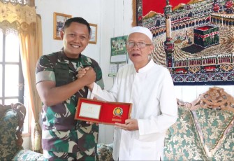 Dandim 1001/HSU-BLG Letkol Inf Dhuwi Hendradjaja saat memberikan cenderamata, Kamis (31/8)