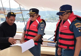 Kepala Otoritas Pelabuhan Kelas III Labuan Bajo Stephanus Risdiyanto saat pengecekan kelengkapan administrasi, Kamis (31/8)