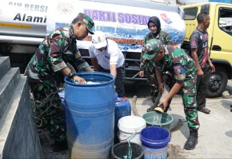 Bantuan air bersih Lanud Husein Sastranegara Bandung, Kamis (31/8)