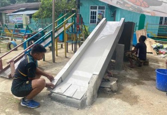 Percantik sarana permainan TK Kartika V-24, Jum'at (1/9)