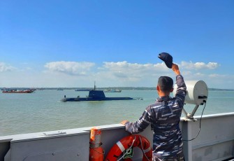 Passex Kapal Selam Australia HMAS Waller-75  
