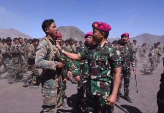 Dankodiklatal Letjen TNI (Mar) Suhartono memberikan motivasi siswa, Senin (4/9)