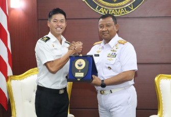 Danlantamal V Laksamana Pertama TNI Eko Wahjono saat menerima cenderamata, Senin (4/9)