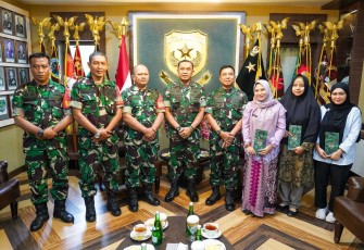 Pangdam Jaya Mayjen TNI Mohamad Hasan bersama Babinsa Award Terbaik di Jakarta, Jum'at (8/9)