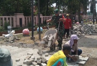 Pemasangan paving blok di halaman balai desa wilayah binaan, Minggu (17/9)