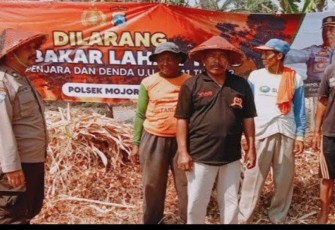 Aipda Sodik saat sosialisasikan dan pasang banner cegah karhutla di wilayah binaan, Rabu (20/9)
