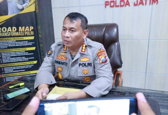 Kabid Humas Polda Jatim Kombes Dirmanto saat memberikan keterangan pers 