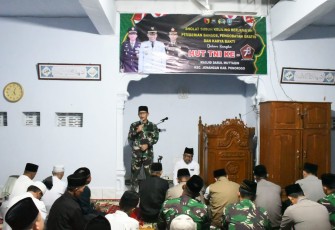 Dandim 0802/Ponorogo Letkol Inf Hirta Juni Adriansyah memberikan tausiyah dalam Subuh keliling berjamaah di masjid Darul Muttaqin Dusun Selewut, Jum'at (22/9)