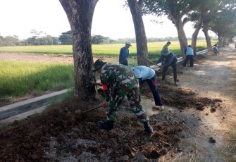 Bantu membersihkan jalan persawahan di wilayah desa binaan