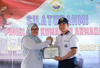 Pangkoarmada III Laksamana Muda TNI Rachmad Jayadi saat memberikan penghargaan insan media, Jum'at (22/9)