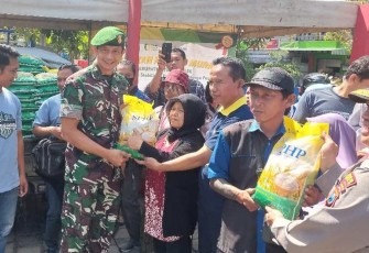 Dandim 0806/Trenggalek Letkol Kav Peddy Adi Prasetyo dalam Gerakan Pangan Murah, Jum'at (22/9)