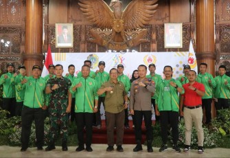 Dandim 0807/Tulungagung Letkol Czi Nooris Agus Rinanto foto bersama Kontingen Porprov Jatim VIII Tahun 2023, Jum'at (22/9)