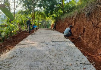 Pembuatan saluran air di wilayah desa binaan, Minggu (24/9)