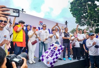 Bamsoet saat melepas peserta fun walk di Jakarta, Minggu (24/9)