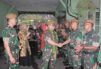 Danpussenarmed Mayjen TNI Yudhy Chandra Jaya bersalaman dengan prajuritnya di Menarmed 2 Putra Yudha, Senin (25/9)