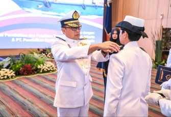 Plt Dirjen Perhubungan Laut Capt. Antoni Arif Priadi saat melantik 92 Perwira Pandu