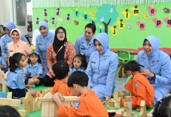Ketum PIA Ardhya Garini Ny. Inong Fadjar Prasetyo saat mengunjungi sekolah Angkasa, Selasa (26/9)