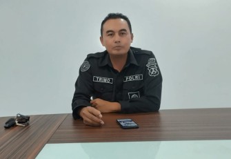 Kasi Humas Polres Batu Ipda Trimo, S.H saat tengah memberikan keterangan rilis terkait dengan bayi yang di buang