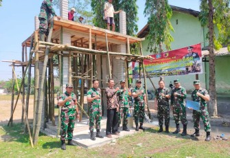 Dandim 0803/Madiun Letkol Inf Meina Helmi tinjau pengerjaan sumur bor, Kamis (28/9)