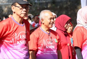 Ka RSPAU dr. Suhardi Hardjolukito (tengah)