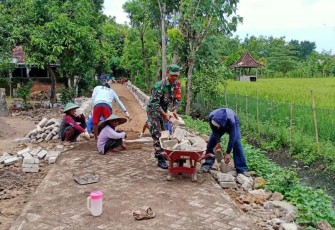 Pasang paving jalan bersama warga binaan