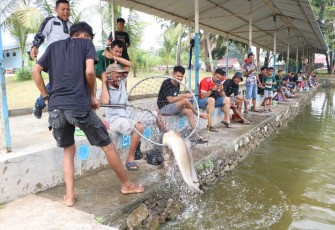 Peserta lomba mancing galatama lele saat menangkap ikan seberat 7.5 kg, Minggu (1/10)